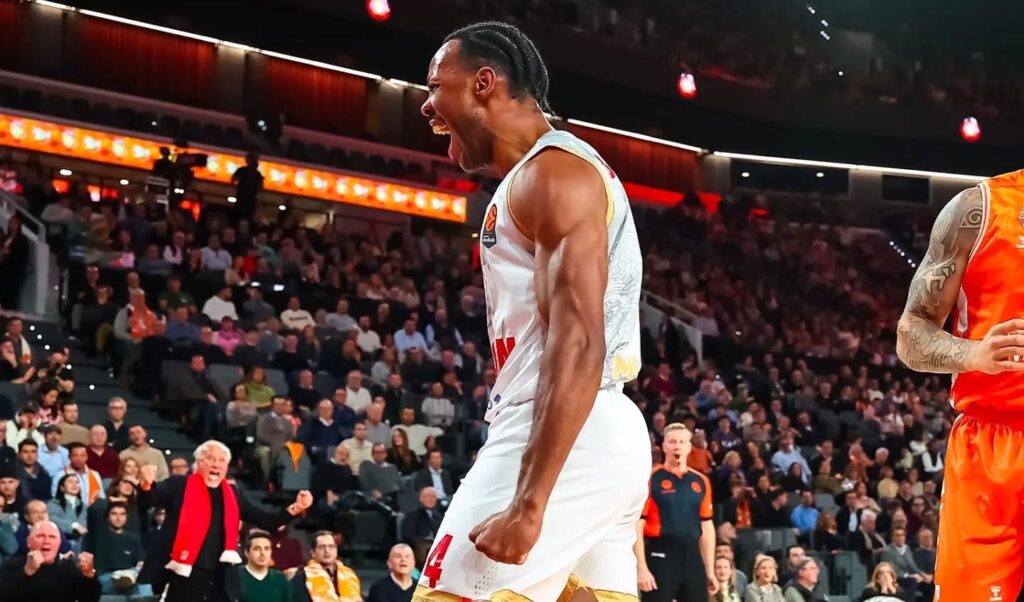 Jaron Blossomgame après une combinaison avec Matthew Strazel contre Valence © AS Monaco Basket