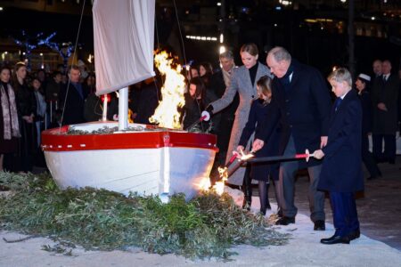 Le Prince Jacques et la Princesse Gabriella ont embrasé la barque aux côtés de leurs parents © Direction de la Communication / Stéphane Danna