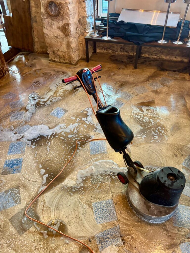 Le jeune entrepreneur a économisé pour s'acheter du matériel et des produits professionnels pour le nettoyage © Enzo Baldacchino