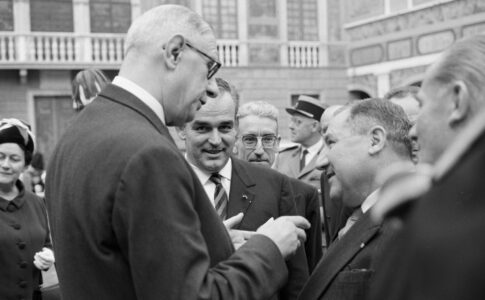 Le Président de la République Française, Charles de Gaulle, en visite à Monaco dans la cour du Palais Princier le 23 octobre 1960 © G. Lukomski – Archives du Palais Princier