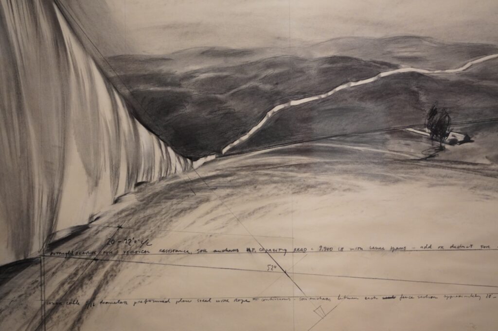 Un dessin préparatoire de Christo pour leur installation en Californie dans les années 1970 © Benjamin Godart - Monaco Tribune