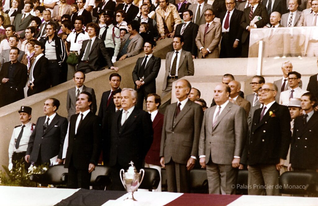 Valéry Giscard d'Estaing, devenu président depuis 1974, assiste à la finale de la coupe de France avec le Prince Rainier III et le Prince Héréditaire Albert. L'AS Monaco l'emporte face le 7 juin 1980 © DR - Archives du Palais Princier
