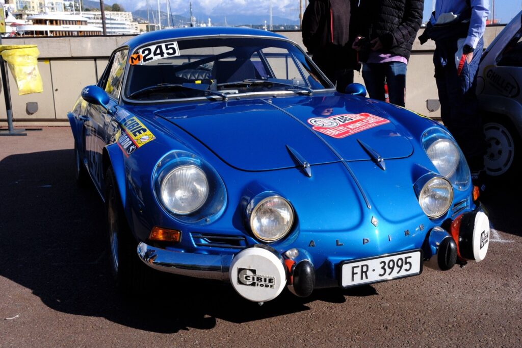 La Renault Alpine A110 1300, pilotée par Roger Willham et Franck Bevilacqua © Benjamin Godart - Monaco Tribune