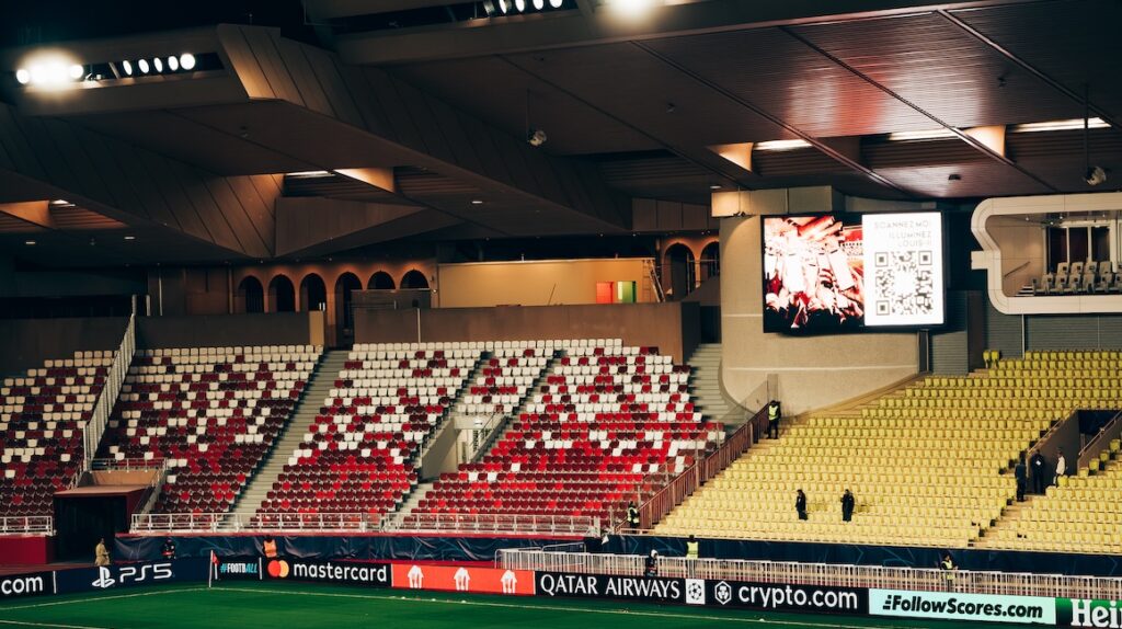 La première partie de la transformation des sièges jaunes en rouge et blanc est achevée © AS Monaco
