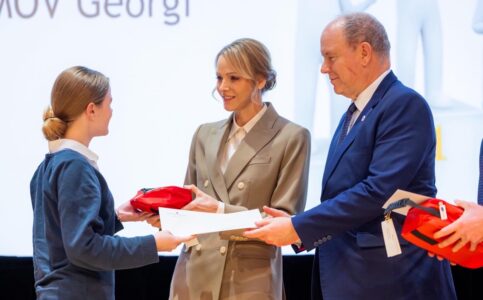 La Princesse Charlène et le Prince Albert II ont remis des prix spéciaux aux diplômés les plus méritants © Sarah Steck / Palais princier / Philippe Fitte / Croix-Rouge monégasque