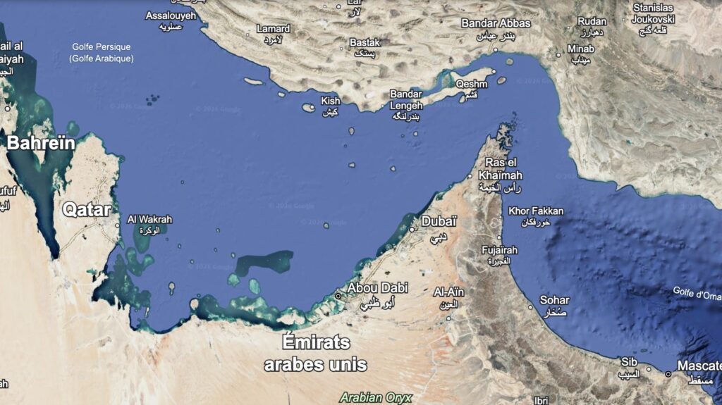 Le détroit d'Ormuz s'étend sur 55 km au nord des Émirats arabes unis © Google Earth