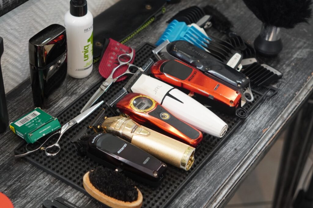 David dispose d'un arsenal d'outils lui permettant de tailler avec plus ou moins de précision © Loïc Savaresse - Monaco Tribune