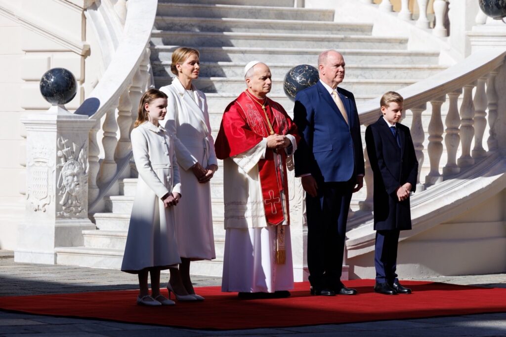 Le Prince Albert II, la Princesse Charlène, le Prince Héréditaire Jacques et la Princesse Gabriella aux côtés du Pape Léon XIV © Michaël Alesi / Frédéric Nebinger / Sarah Steck / Gaëtan Luci / Palais princier
