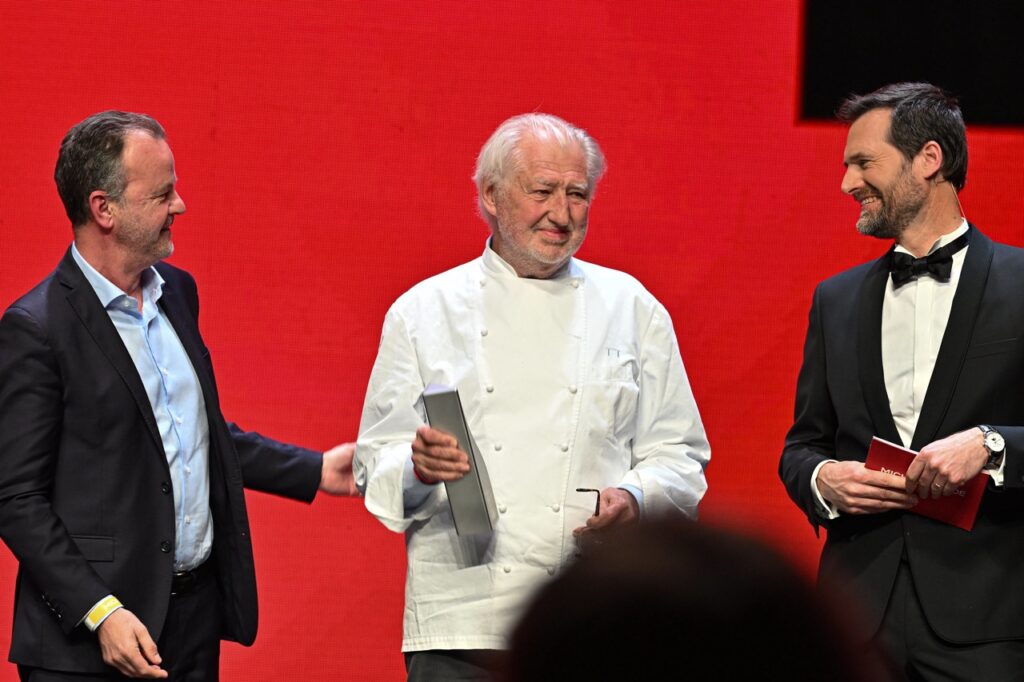 Pierre Gagnaire s'est vu remettre un prix pour son engagement pour la transmission des savoirs © Michelin - Live and Shootlas