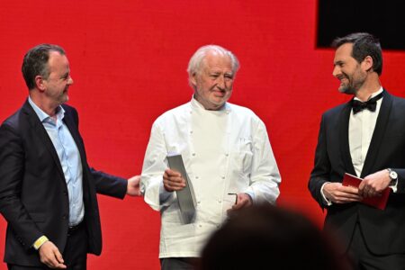 Pierre Gagnaire s'est vu remettre un prix pour son engagement pour la transmission des savoirs © Michelin - Live and Shootlas