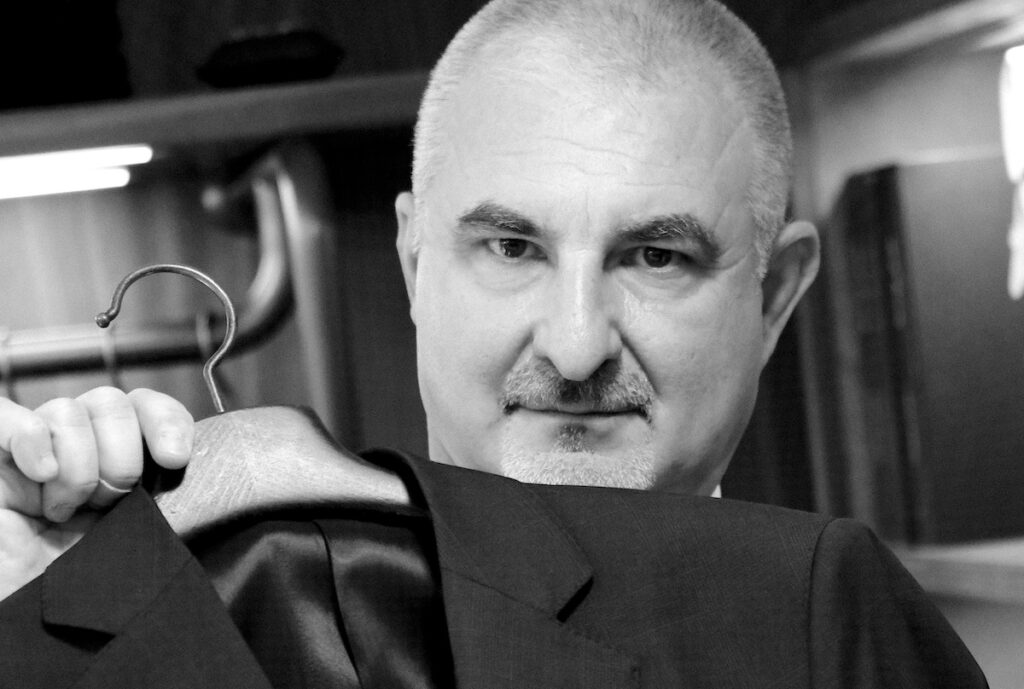 Michel Graglia, tailleur dans la boutique du Society Club © Benjamin Godart pour Monaco Tribune