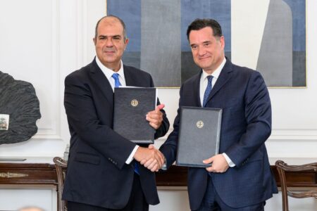Sir Stelios et Adonis Georgiadis lors de la signature du don officiel effectué par la Fondation le 5 mars © Stelios Philanthropic Foundation