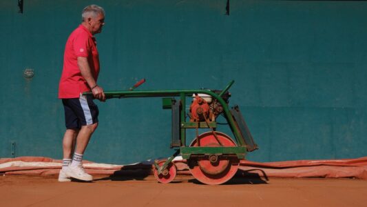 Michel Garcia supervise et guide ses équipes pour la préparation des terrain du Rolex Monte-Carlo Masters © Benjamin Godart pour Monaco Tribune