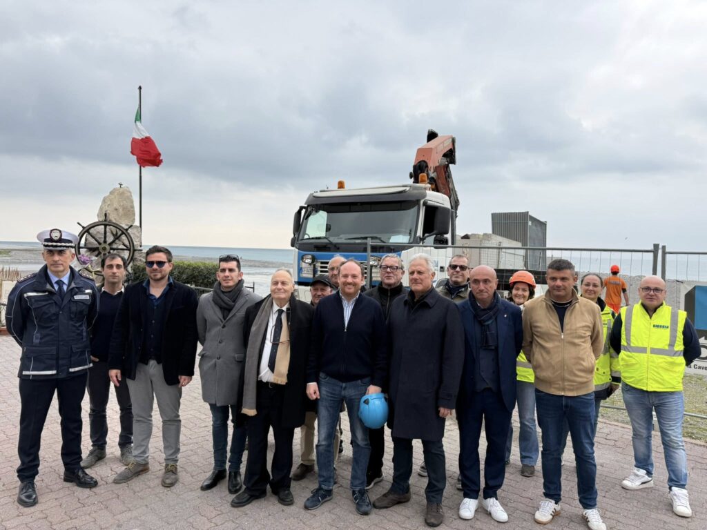Le maire Flavio Di Muro s'est rendu sur le chantier de reconstruction de la passerelle le 25 février © Commune de Vintimille