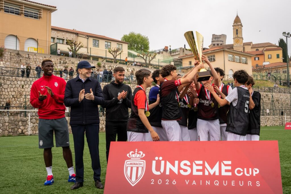 Pogba et Rybolovlev ont remis le trophée à Cap-d'Ail vainqueur de l'ÜNSEME Cup 2026 © AS Monaco