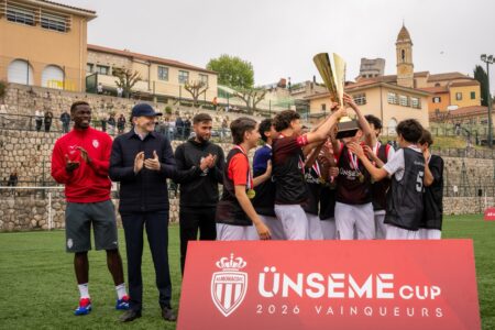 Pogba et Rybolovlev ont remis le trophée à Cap-d'Ail vainqueur de l'ÜNSEME Cup 2026 © AS Monaco