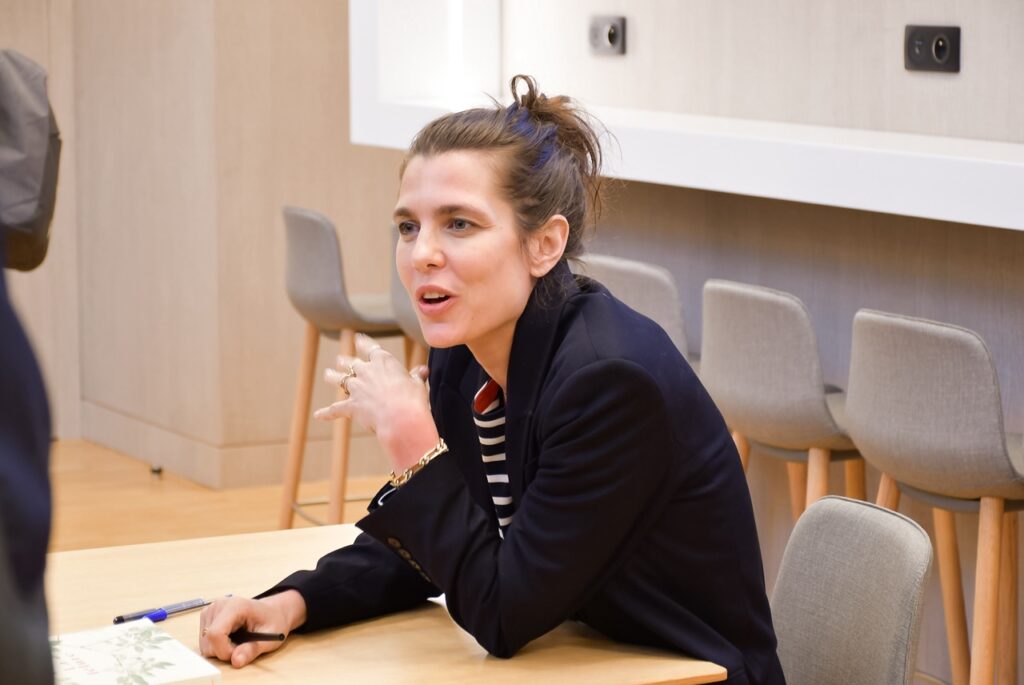 Charlotte Casiraghi a prolongé la présentation de son livre avec une séance de dédicace © Mairie de Monaco