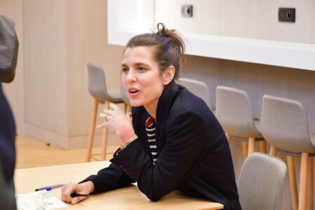 Charlotte Casiraghi a prolongé la présentation de son livre avec une séance de dédicace © Mairie de Monaco
