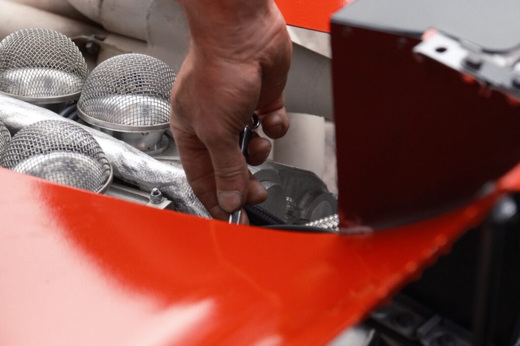 Au GP Historique, les ingénieurs mécaniciens dans la lumière après l'accident de Jean Alesi vendredi. Les équipes de Ferrari se sont affairés sur un modèle 312.