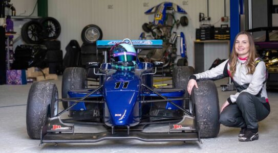Isla Mackenzie, ingénieure auprès d'une écurie de F1 est également pilote de course passée du karting aux Formule 3 historiques © DR