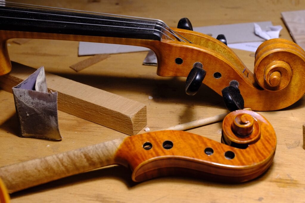 Dans un atelier au fond de l'Académie Rainier III, Roberto Masini enseigne l'art de la lutherie © Benjamin Godart pour Monaco Tribune