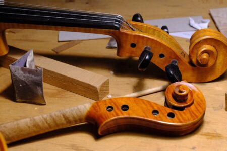 Dans un atelier au fond de l'Académie Rainier III, Roberto Masini enseigne l'art de la lutherie © Benjamin Godart pour Monaco Tribune