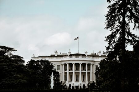 Samedi soir, une attaque est survenue lors du dîner annuel des correspondants de la Maison-Blanche à Washington © Unsplash