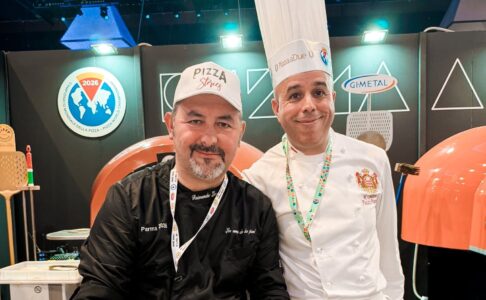Laurent Raimondo, à gauche et Mohamed Ghanem à droite au championnat du monde de pizza © DR