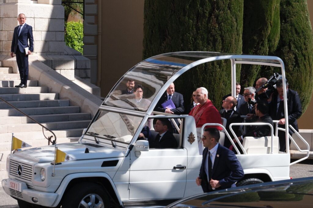 Le Pape a effectué le tour du Rocher en papamobile samedi 28 mars © Benjamin Godart - Monaco Tribune