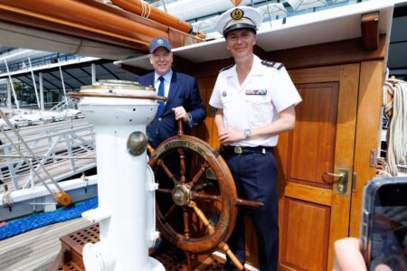 Le Prince Albert II à la barre de l'Étoile © Michaël Alesi _ Palais princier