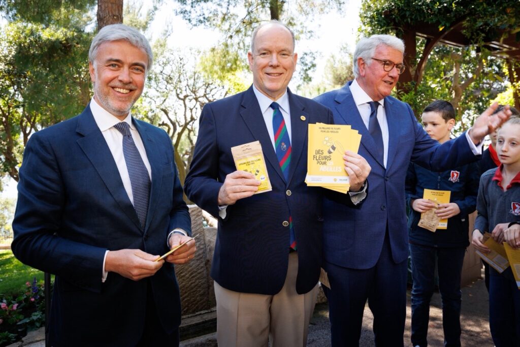 Le Prince Albert II aux côtés de Thierry et Arnaud Dufresne, président fondateur et vice-président de l'Observatoire Français d'Apidologie © Michaël Alesi / Palais princier