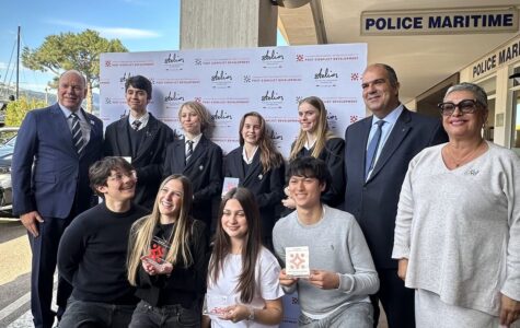 Aux côtés de Sir Stelios Haji-Ioannou, le Prince Albert II a pu échanger avec les jeunes à l'origine de ces initiatives © Stelios Philanthropic Foundation