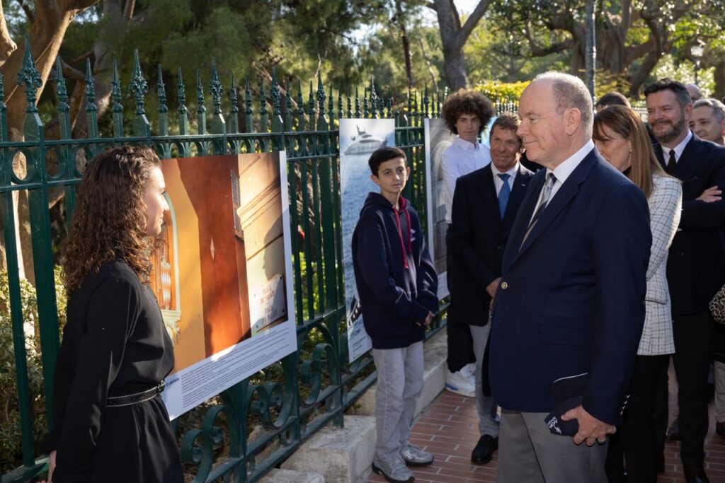 Le Prince Albert II a félicité les photographes en herbe qui ont participé au concours © Frédéric Nebinger - Palais Princier