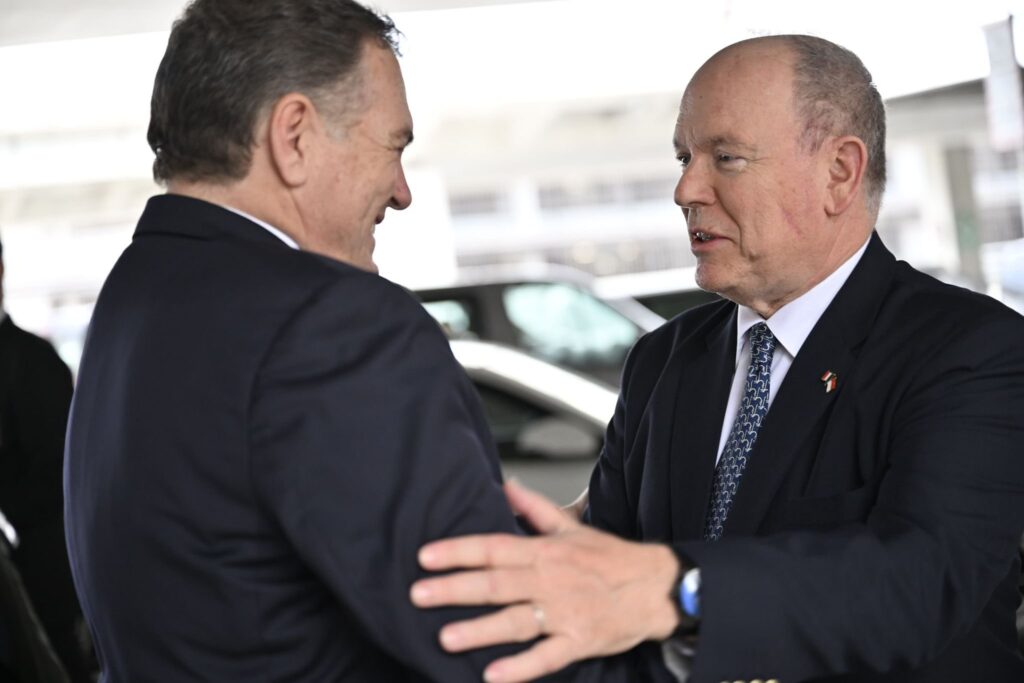 Le Prince Albert II aux côtés de Philippe Tabarot, ministre des transports à l'aéroport de Nice Côte d'Azur © Facebook