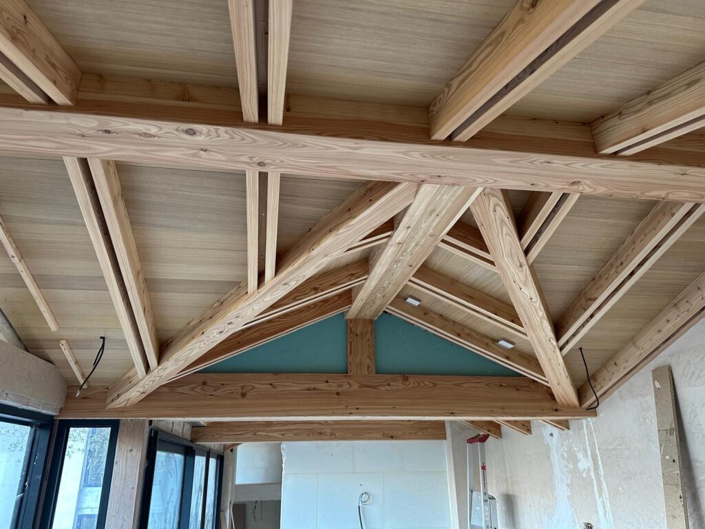 Quelques éléments au plafond de la villa particulière à Drap © Purdy Joinery