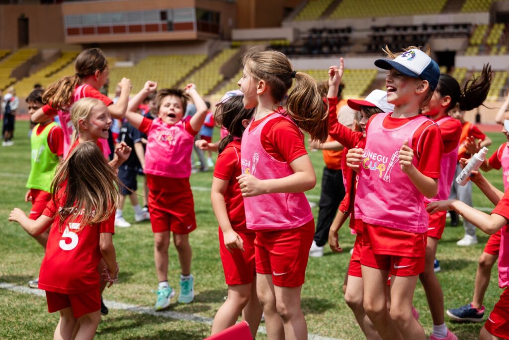 ous les participants sont repartis avec un tote bag comprenant une tenue complète de l'AS Monaco et un cahier de vacances aux couleurs du club © Cedou