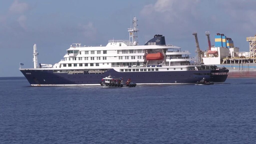 Le MV Hondius débarquant ses passagers dans le port de Granadilla de Abona à Tenerife dans les Îles Canaries © AcfiPress Noticias Canarias