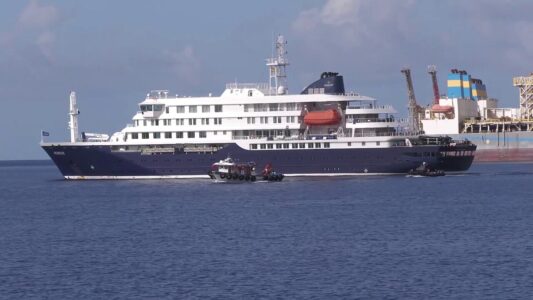 Le MV Hondius débarquant ses passagers dans le port de Granadilla de Abona à Tenerife dans les Îles Canaries © AcfiPress Noticias Canarias