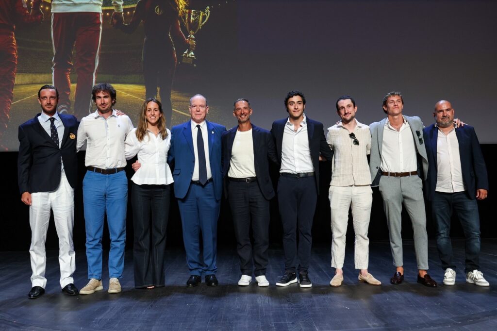 Le Prince Albert II est monté sur scène avec les sportifs venus assister à la projection © Direction de la Communication - Manuel Vitali