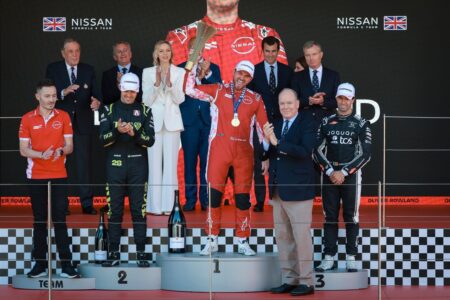Le Prince Albert II a remis le trophée de la course du dimanche à Oliver Rowland © Direction de la Communication / Stéphane Danna