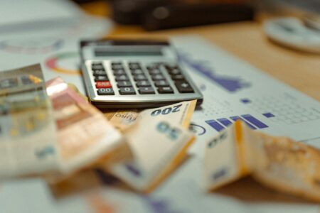Dans le secteur privé, le salaire médian s'élève à 3 475 €, tandis que le salaire moyen plafonne à 5 195 € © Jakub Żerdzicki - Unsplash