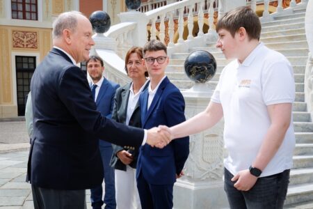 Le Prince Albert II a remis le label de la Fédération des Sites historiques Grimaldi dans la cour d'honneur du Palais Princier © Michaël Alesi / Palais princier